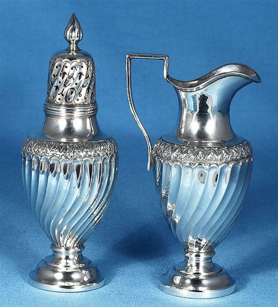 A cased Victorian silver sugar bowl and matching sifter spoon, bowl height 3 ¾”/96mm Dia 4 ¾”/120mm, Spoon Length: 5 ¾”/147mm